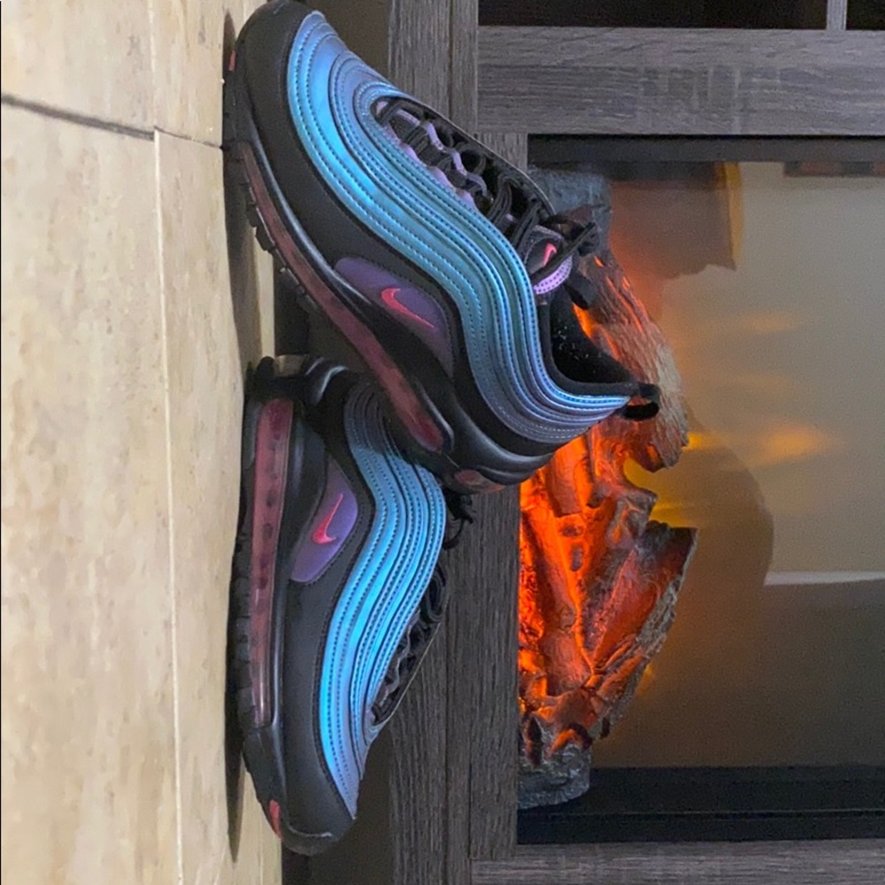 Worn 5x and is in good condition